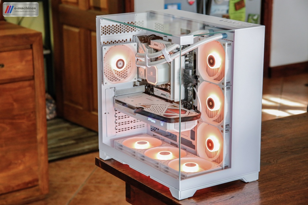 Cube Mars Gaming MC-VISION blanc Ryzen 7700 RTX 5070 Zotac